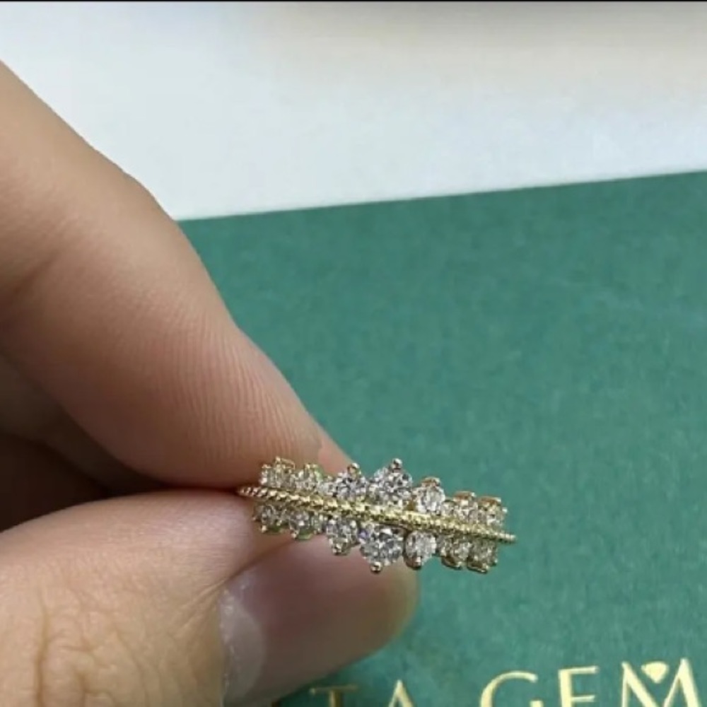 Brilliant Cut Diamond Wedding band in approximately 0.85 tcw. In 14 kt gold plat - Picture 5 of 13